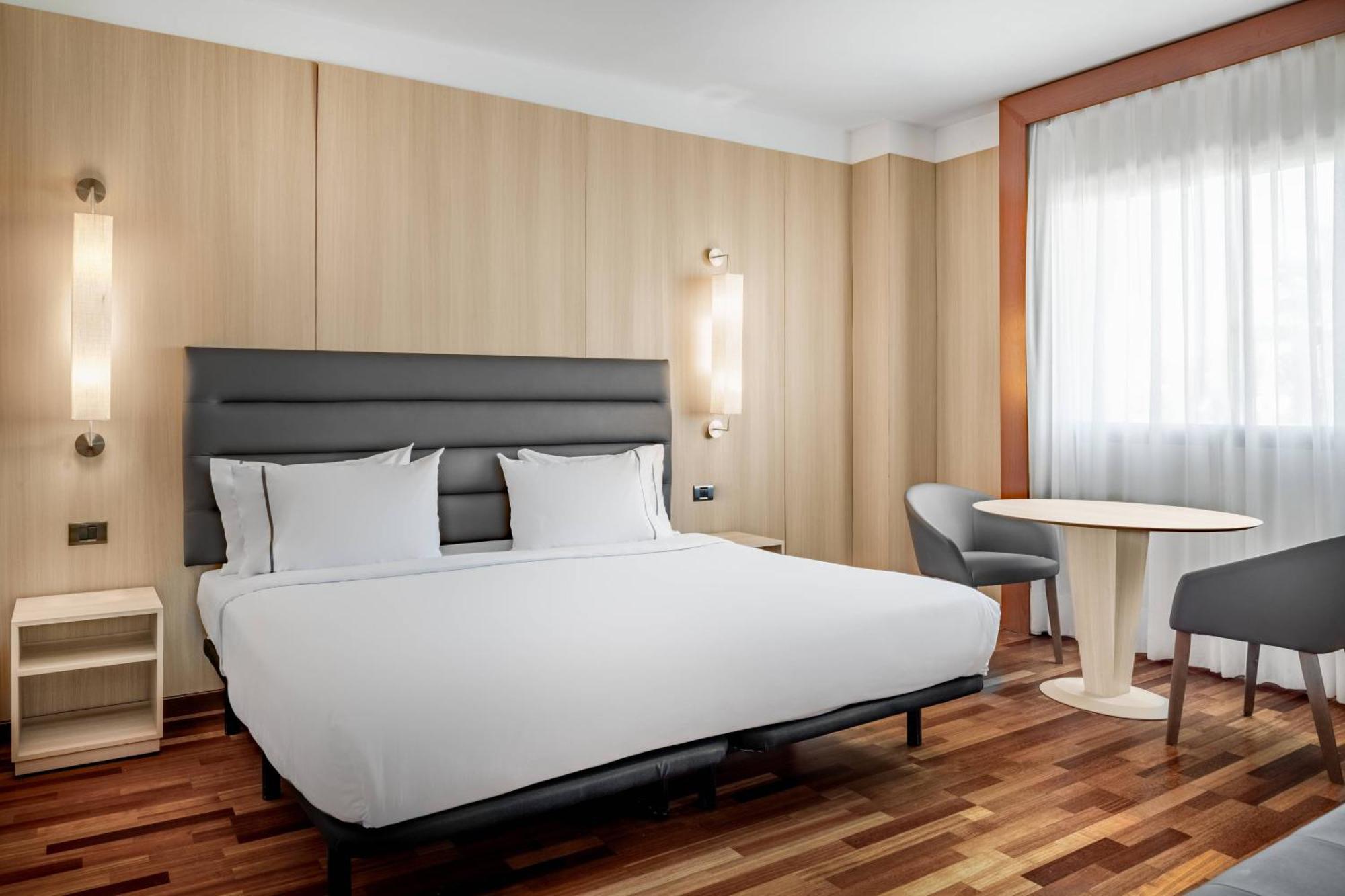 Ac Hotel Badajoz By Marriott Bagian luar foto
