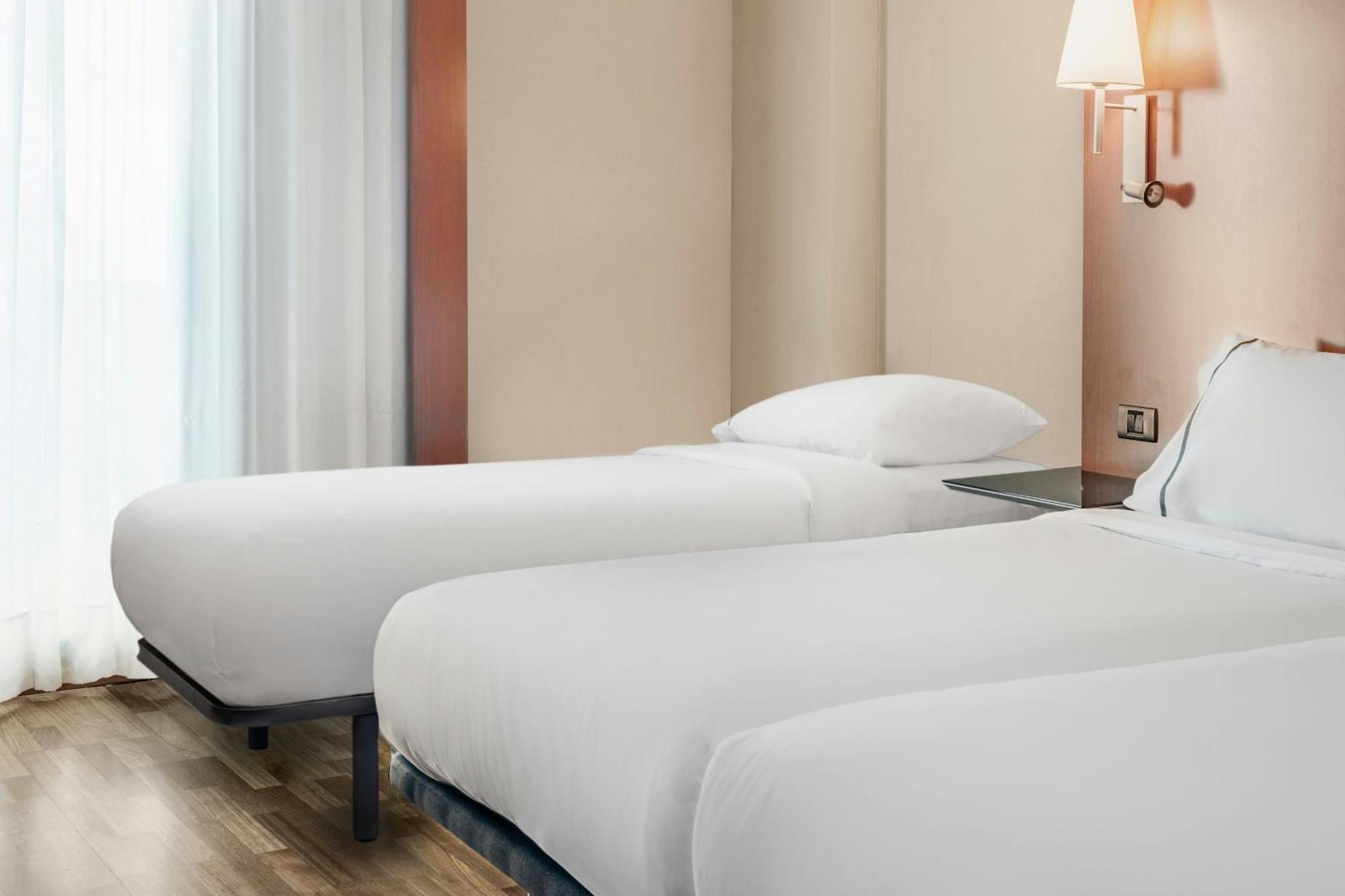 Ac Hotel Badajoz By Marriott Bagian luar foto